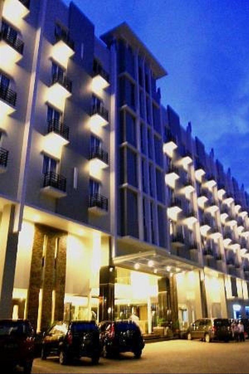 Orchardz Hotel Ayani Pontianak Exterior photo